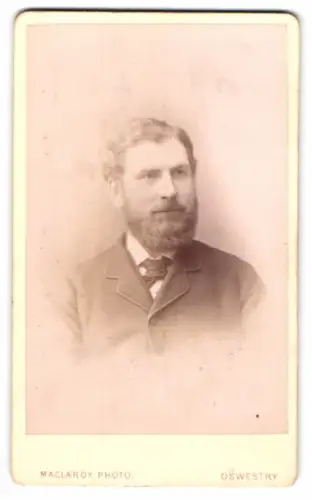 Fotografie J. Maclardy, Oswestry, Church St, Porträt eines Mannes mit Bart
