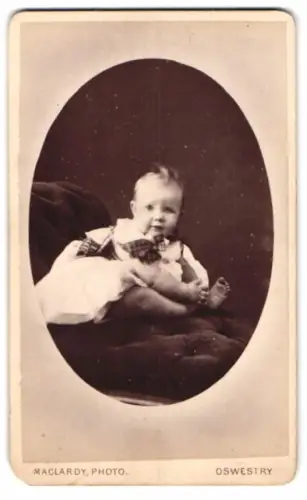 Fotografie J. Maclardy, Oswestry, Church St, Porträt eines Kleinkindes