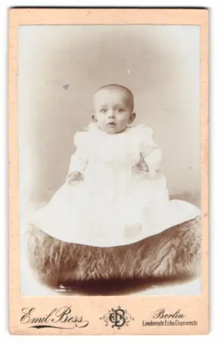 Fotografie Emil Bess, Berlin, Lindenstr. Ecke Oranienstr., Porträt eines Kleinkindes