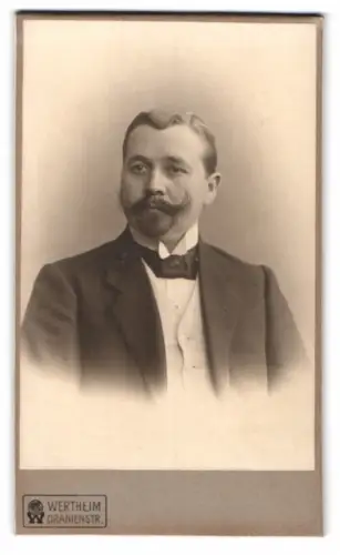 Fotografie Wertheim, Berlin, Oranienstr., Porträt eines eleganten Mannes