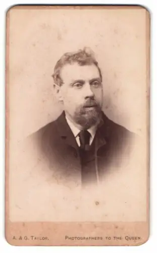 Fotografie A. & G. Taylor, Cardiff, Royal Duke Street, Portrait eines bärtigen Mannes