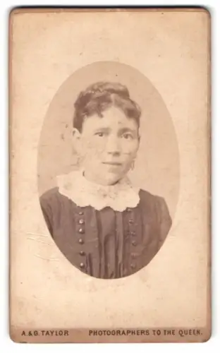 Fotografie A. & G. Taylor, Cardiff, Royal Duke Street, Porträt einer Frau