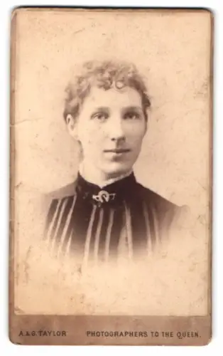 Fotografie A. & G. Taylor, Cardiff, Royal Duke Street, Porträt einer Dame