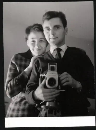 Fotografie Amateurfotograf macht ein Selbstporträt von sich und seiner Frau, Selfie