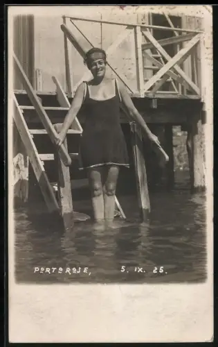 Fotografie junge Frau im Badeanzug in Porto Rose