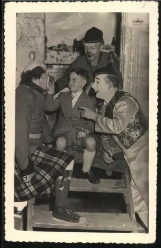 Fotografie junger Knabe Manfred im Zirkus Althoff mit den 3 Rivells, Clown