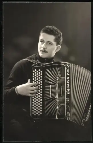 Fotografie Musiker mit seinem Maugein fres. Akkordeon