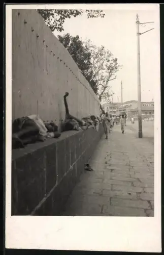 Fotografie asiatische Volkstypen, indische Bettler ruhen an einer Wand