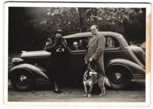 Fotografie Opel Auto mit Personen samt Hund