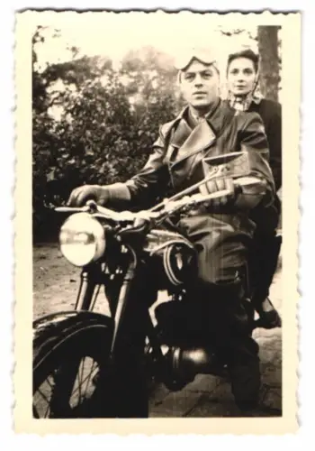 Fotografie Motorrad DKM, Mann mit seiner Frau auf dem Motorrad