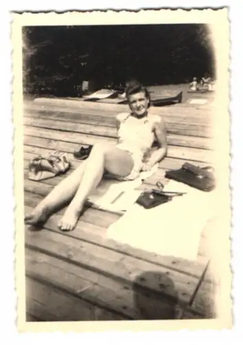 Fotografie junge Frau im Bikini auf einem Steg, 1942