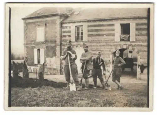 Fotografie Soldaten mit Spaten bearbeiten ein Feld