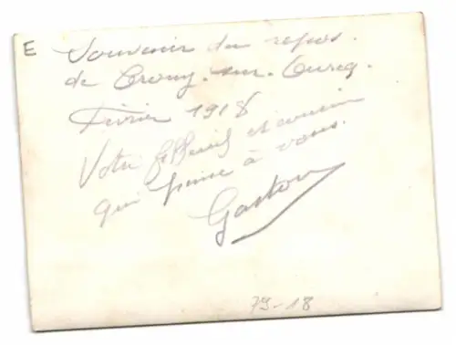 Fotografie Soldaten mit Spaten bearbeiten ein Feld