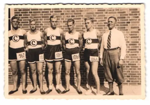 Fotografie Sportler im Trikot / Sportdress mit einem C, nebst Trainer, 1933