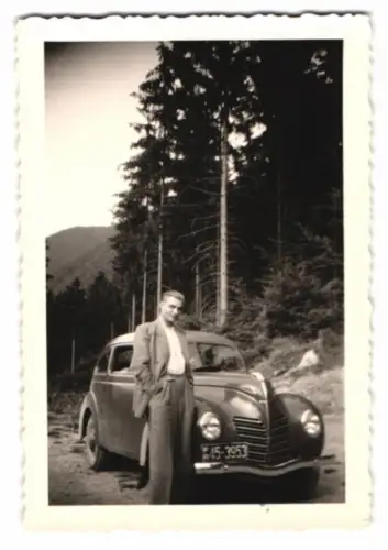 Fotografie junger Mann nebst seinem Ford Taunus Auto, Kennzeichen: FR 45-3953