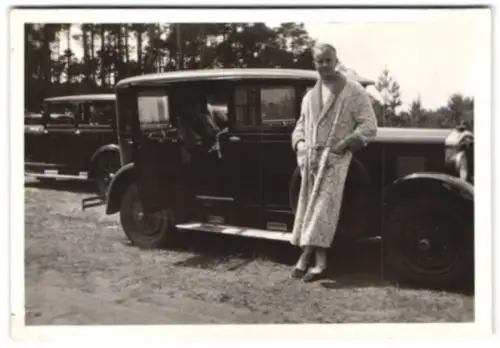 Fotografie junger Mann im Bademantenl lehnt an Auto Adler Favorite, 1930