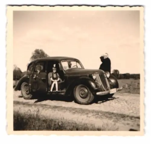 Fotografie Auto Wanderer, Kennzeichen: BE 49-92, Tochter auf dem Beifahrersitz