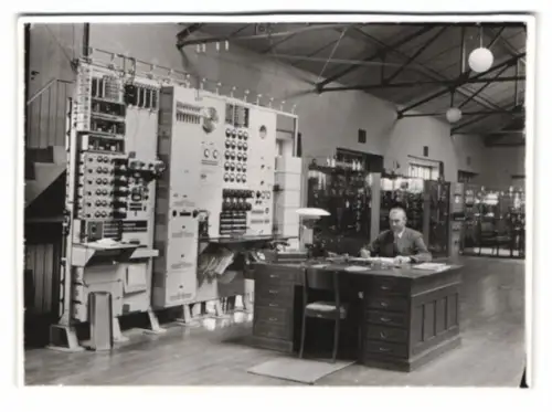 Fotografie Maskinmester / Ingenieur Rasmussen im Skamleback Radio Station, Technikraum