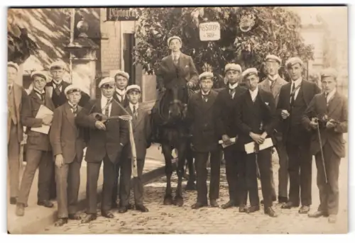 Fotografie junge Studenten feiern Aboslvia 1920 mit Instrumenten und Pferdekarren