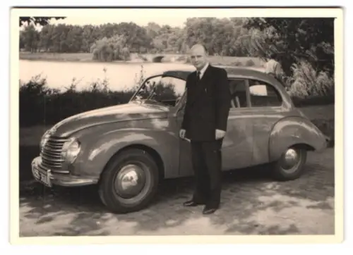 Fotografie Mann neben seinem DKW Auto, Kennzeichen: BN 59-3600