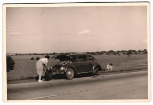 Fotografie Auto VW-Käfer, Mutter wechselt die Reifen bei einer Panne