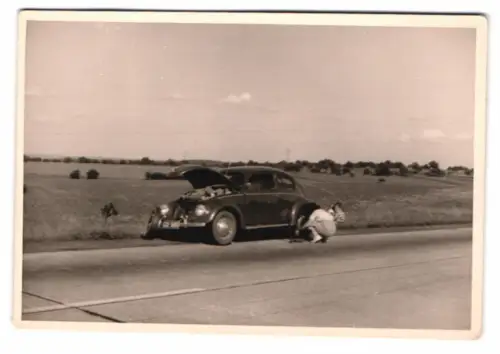 Fotografie VW-Käfer Auto, Frau beim Reifenwechseln