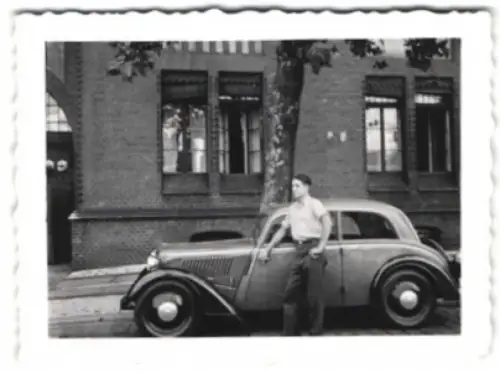Fotografie Auto DKW, junger Mann posiert an seinem Auto