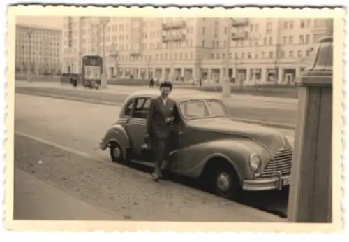 Fotografie Ansicht Berlin, Auto EMW 340 in der Stalinallee am Frankfurter Tor