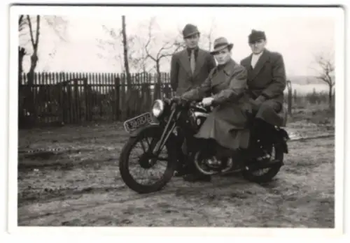 Fotografie drei Männer mit ihrem DKW Motorrad, Kennzeichen: SB 38-0376