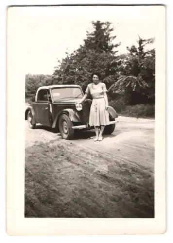 Fotografie Frau mit ihrem Auto DKW Reichsklasse Coupe