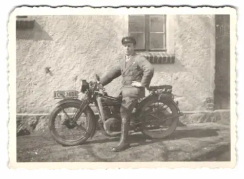 Fotografie Mann auf seinem Zündapp Motorrad, Kennzeichen: IC-27606