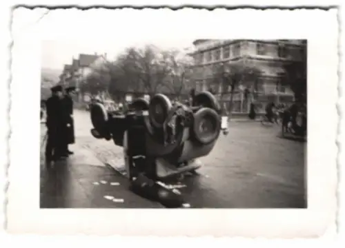 Fotografie Autounfall, verunfalltes Auto liegt auf dem Dach, Polizisten begutachten die Unfallstelle, 1937