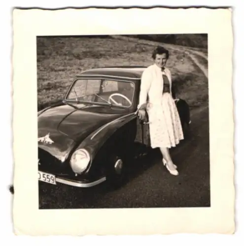 Fotografie Frau mit ihrem Maico Auto