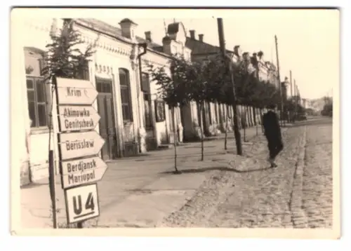 Fotografie Ansicht Ukraine, Strassenpartie in einer Stadt mit Verkehrsschildern