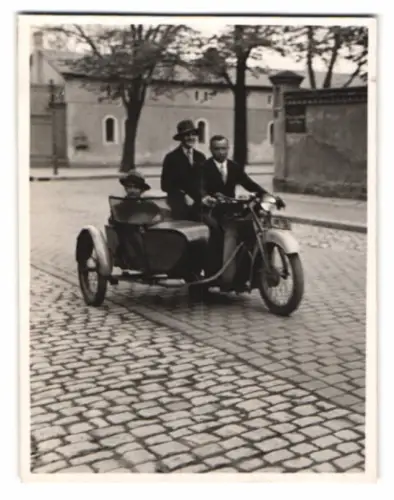 Fotografie drei Herren auf Victoria KR 6 Motorrad mit Beiwagen