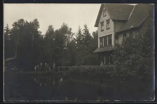Foto-AK Bad Harzburg, Gasthof Waldmühle im Eckertal, Besucher am Teich mit Gebäude