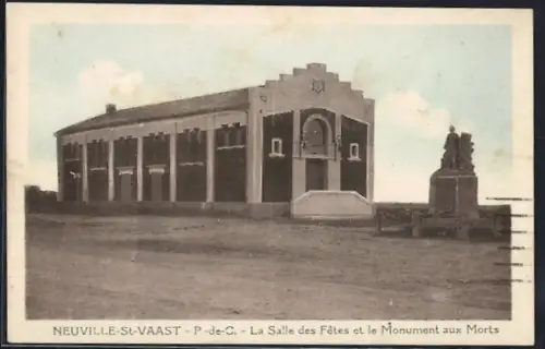 AK Neuville-St-Vaast /P.-de-C., La Salle des Fêtes et le Monument aux Morts