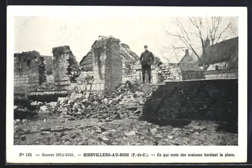 AK Bienvillers-au-Bois /P.-de-C., Guerre 1914-15, Ce qui reste des maisons bordant la place