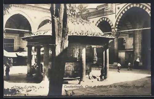AK Constantinople, Cour et fontaine de la Mosquée Bayazid