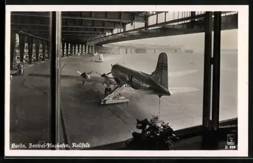 AK Berlin-Tempelhof, Flugzeug Douglas DC-4 im Hangar des Zentral-Flughafens