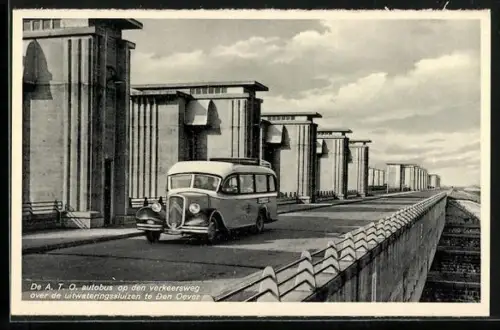 AK Den Oever, De A. T. O. autobus op den verkeersweg over de uitwateringssluizen te Den Oever