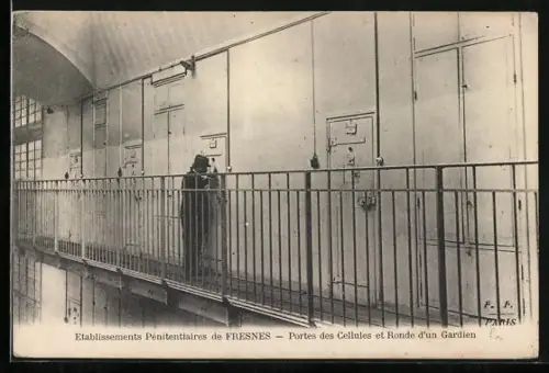 AK Fresnes, Établissement Penitentiaire, portes des cellules et ronde d`un gardien, Gefängnis, Innenansicht