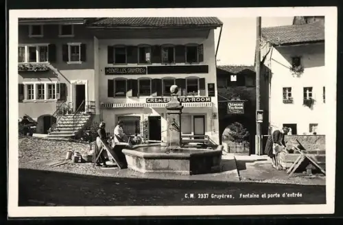 AK Gruyères, la fontaine et la porte d`entrée, des lavandières à la fontaine