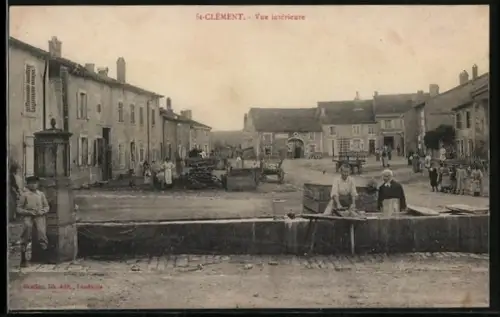 AK St-Clément, Vue intérieure de la place du village avec habitants et fontaine