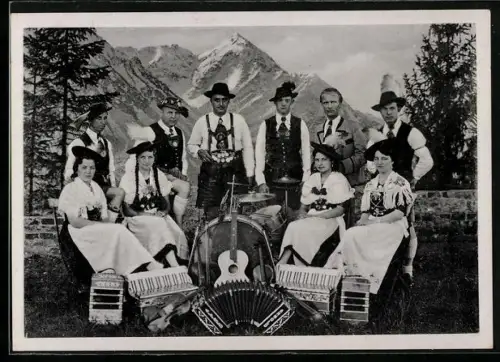 AK Mitglieder einer Trachtenkapelle mit ihren Akkordeons