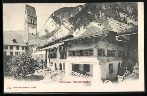AK Unterseen, Heidenhäuser mit Uhrenturm u. Bergpanorama