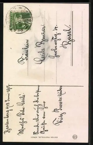 AK Zwei Kinder in Berner Tracht, Junge mit Pfeife, Mädchen mit Rose in der Hand