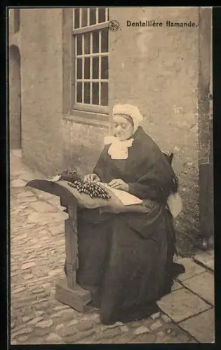 AK Dentellière flamande, Alte Frau beim Klöppeln vor dem Haus
