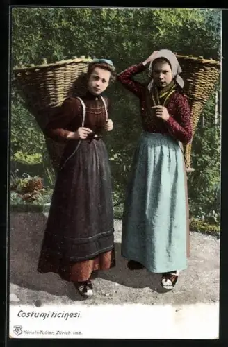 AK Zwei Frauen in schweizerischer Tracht mit grossen Körben auf dem Rücken