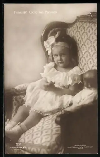 AK Prinzessin Cecilie von Preussen mit Käthe-Kruse-Puppe, Tochter von Kronprinz Wilhelm von Preussen